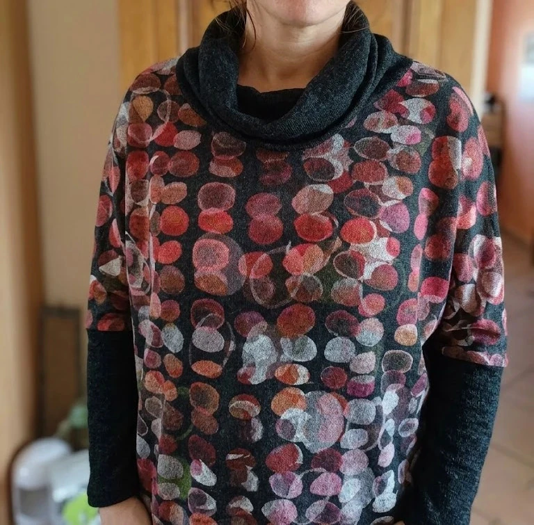 Pull noir et dégrade de rouge en forme de bulles taille 42